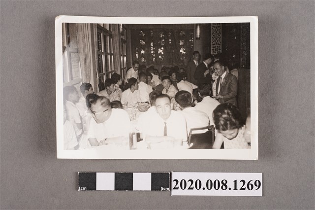 多人用餐一景 (共2張)