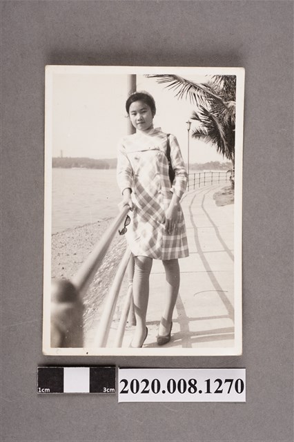 女子於澄清湖畔獨照 (共2張)