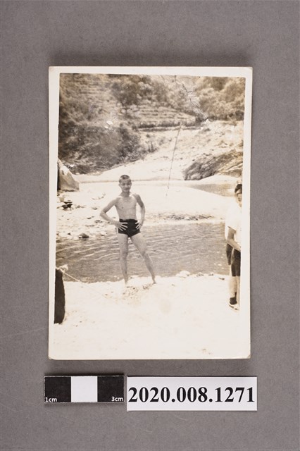 男子於溪邊獨照 (共2張)