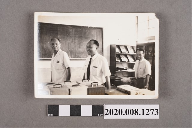 3名男子室內合照 (共2張)