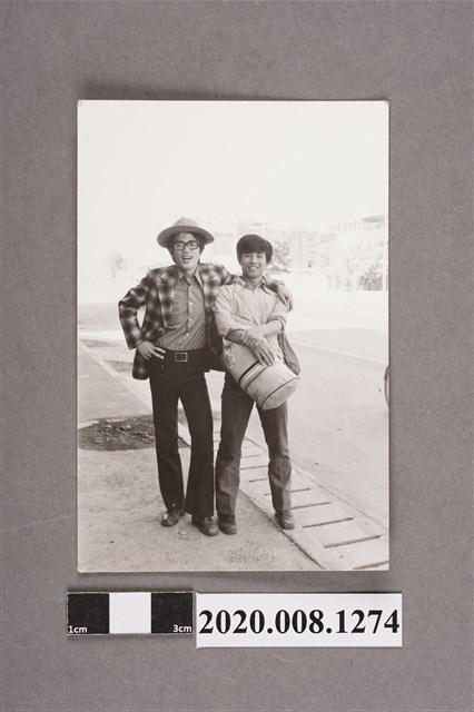 2名男子於街邊合照 (共2張)