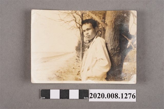 男子獨照 (共2張)