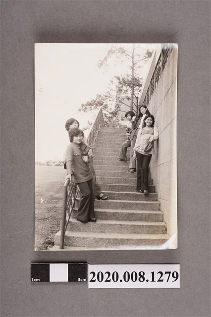 5名女子於階梯上合照 (共2張)