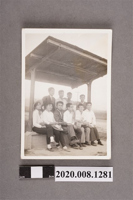 多人於涼亭合照 (共2張)