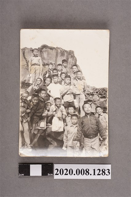 多名小孩於礁岩合照 (共2張)