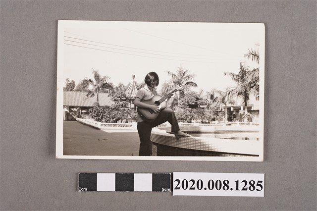 1名女子執吉他獨照 (共2張)