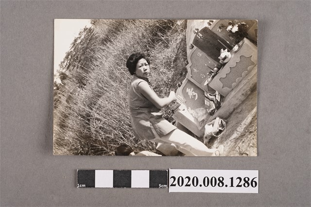 1名女子於墓前獨照 (共2張)