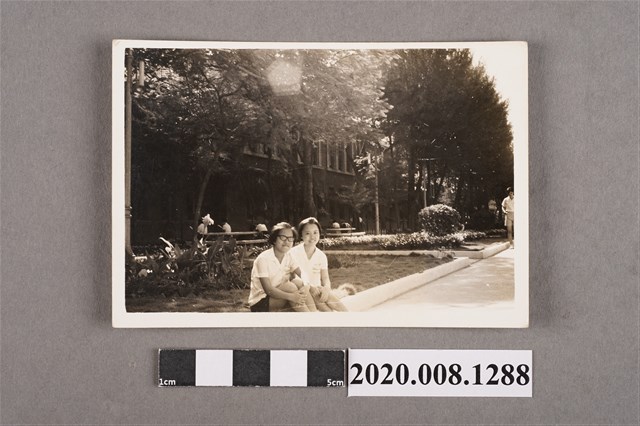 2名女子於花園合照 (共2張)