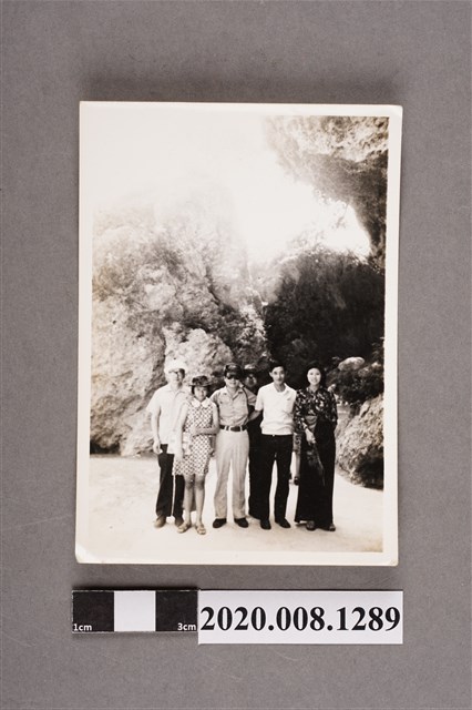 多人於樹下合照 (共2張)