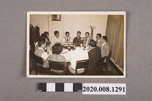 多人圓桌吃飯合照 (共2張)