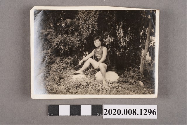 男子坐於瓜類獨照 (共2張)