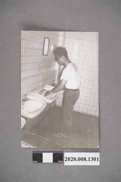 男子洗手照 (共2張)