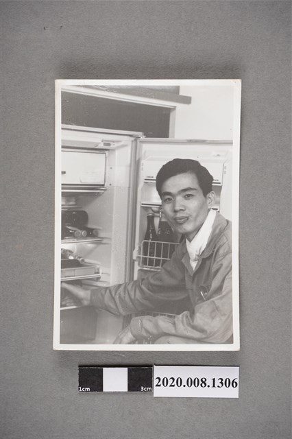 男子於冰箱獨照 (共2張)