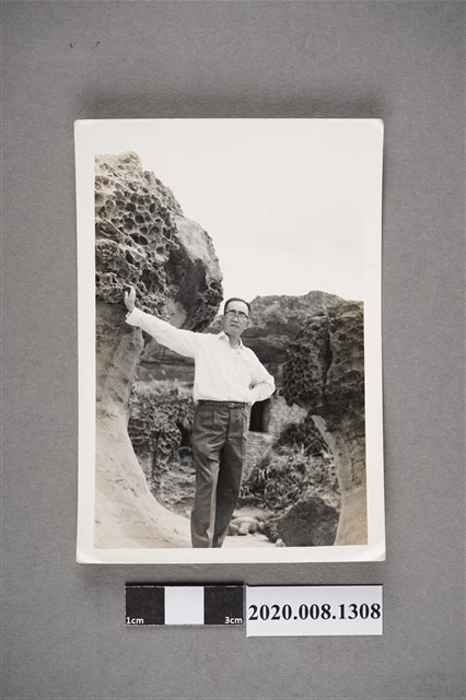 男子於礁岩獨照 (共2張)