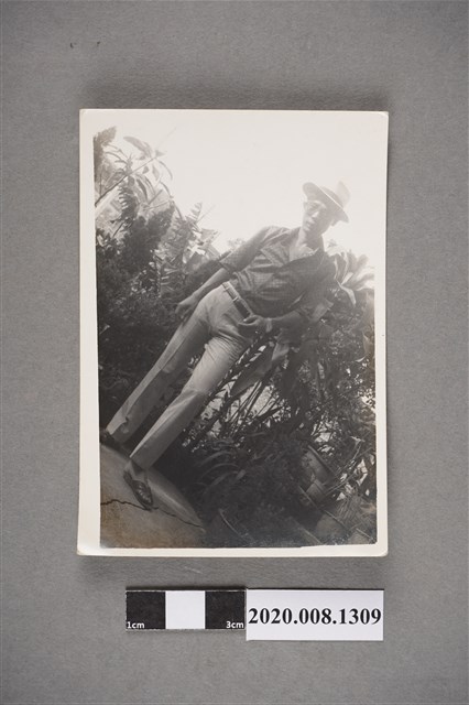 男子獨照 (共2張)