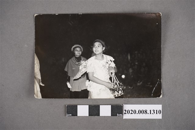 女子執籃獨照 (共2張)