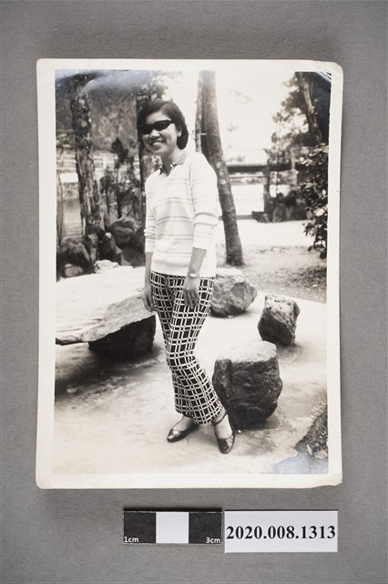 墨鏡女子獨照 (共2張)