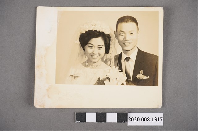 短髮女子結婚合照 (共2張)