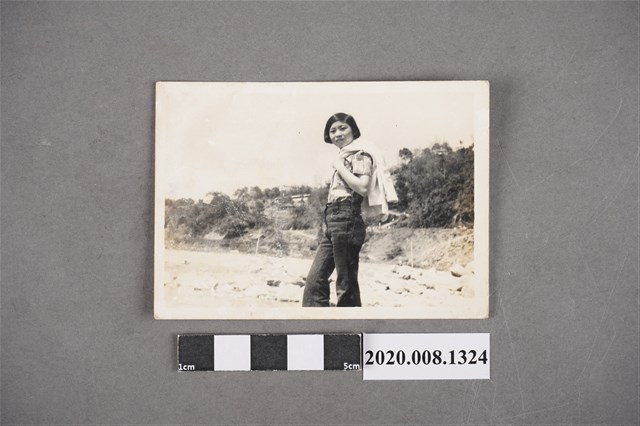 女子側身獨照 (共2張)