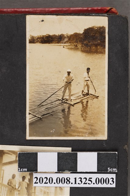 2名男子划竹筏照 (共2張)