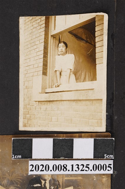 女子倚窗照 (共2張)