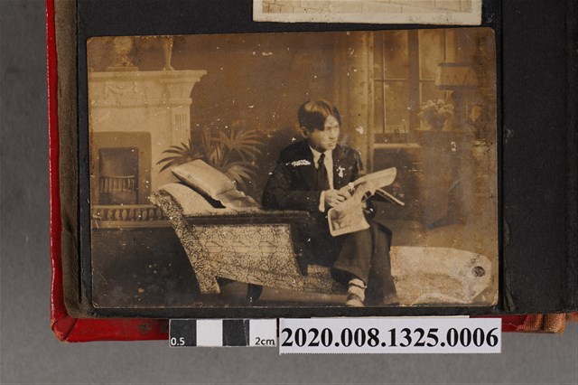 男子坐姿照 (共2張)