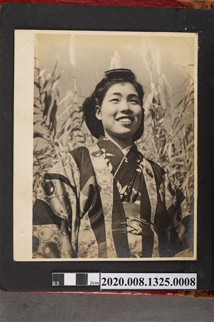 和服女子獨照 (共2張)