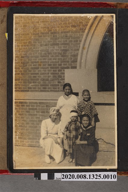 5名男女合照 (共2張)