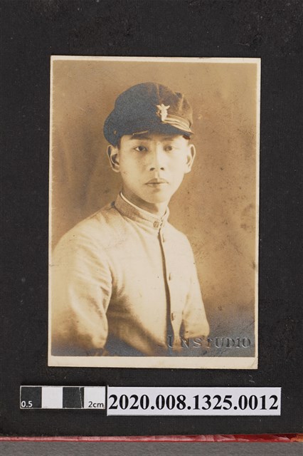 男子獨照 (共2張)