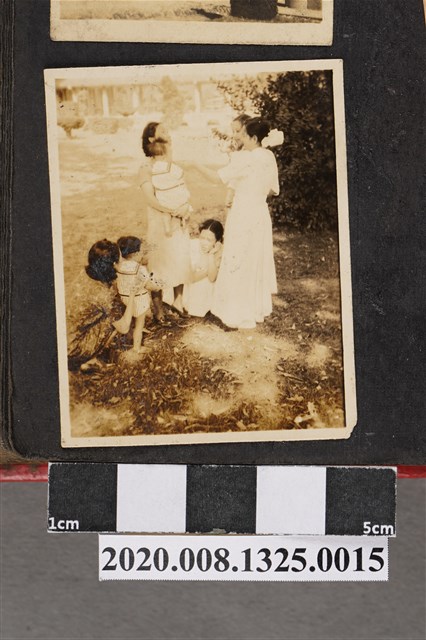 7名婦人與小孩 (共2張)