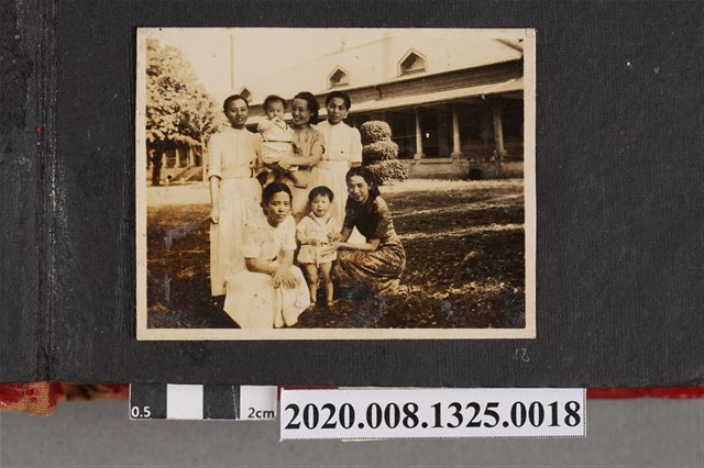 7名婦人與小孩 (共2張)