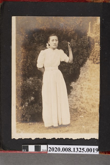 女子站姿獨照 (共2張)