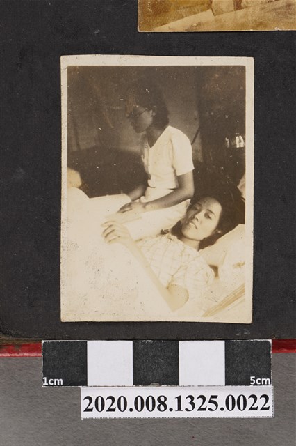 女子臥床照 (共2張)