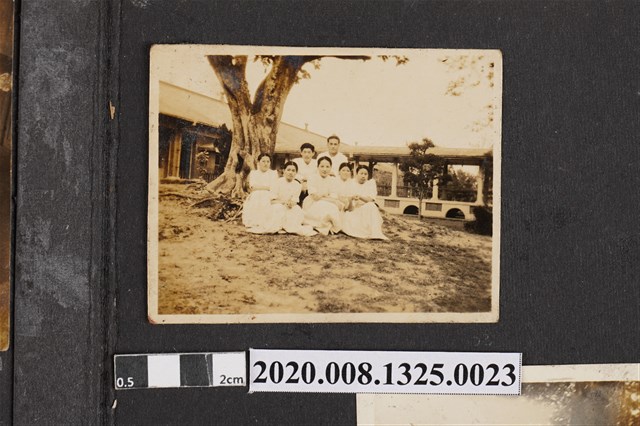 7名男女合照 (共2張)