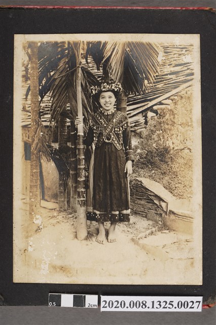 著原民服飾女子獨照 (共2張)