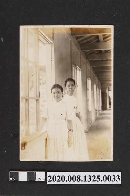 2名女子倚窗照 (共2張)