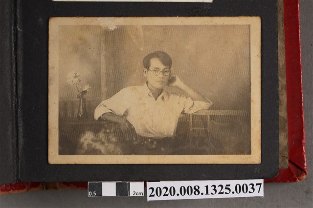 男子獨照 (共2張)