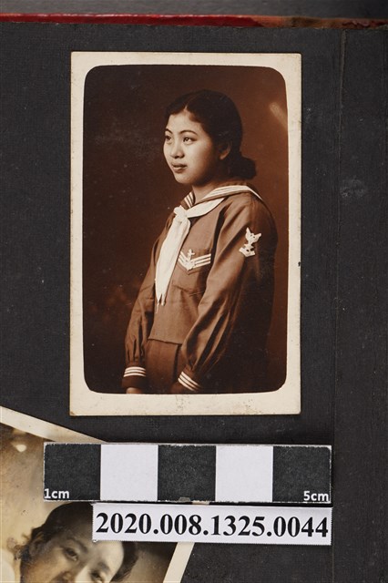 制服女子獨照 (共2張)