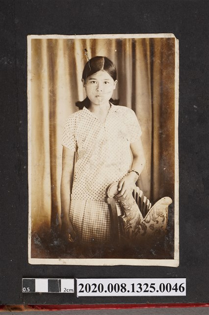 女子站姿獨照 (共2張)