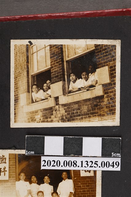 男女倚窗照 (共2張)