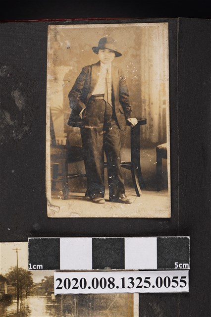 男子站姿獨照 (共2張)