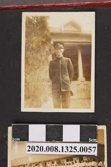 男子獨照 (共2張)