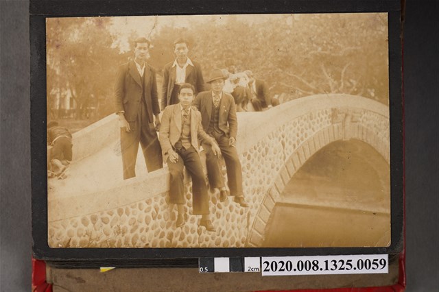 4名男子於橋上合照 (共2張)