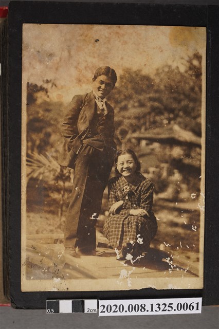 2名男女於橋上合照 (共2張)