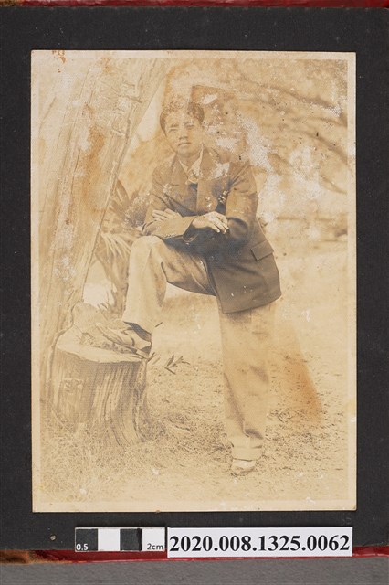 男子獨照 (共2張)