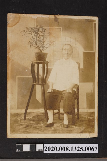 長者坐姿獨照 (共2張)