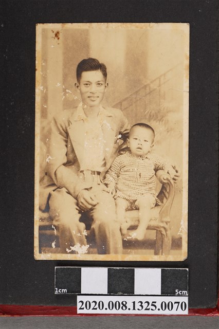 男子與嬰兒獨照 (共2張)