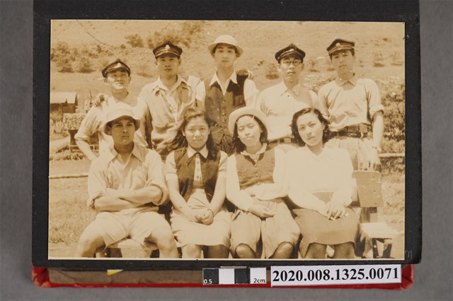 9名男女合照 (共2張)