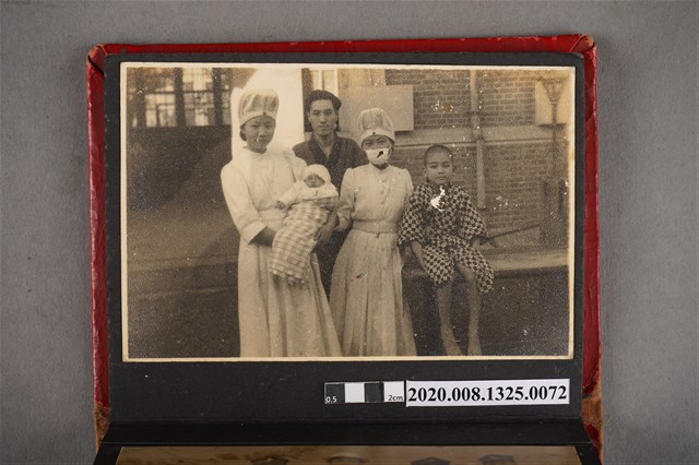 5名男女合照 (共2張)