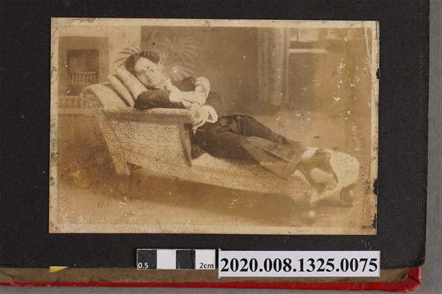 男子獨照 (共2張)